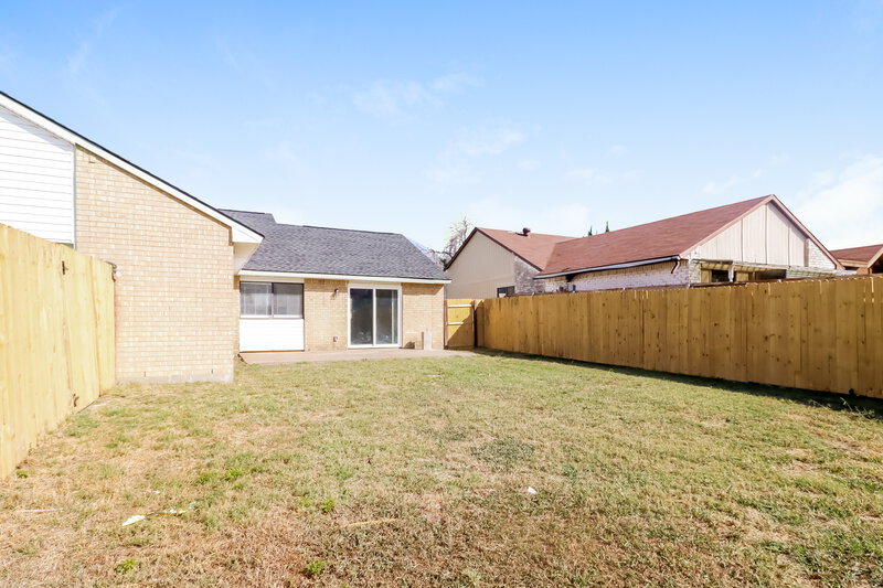2,020/Mo, 1513 Rahall St Garland, TX 75040 Rear View 2
