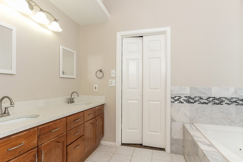 2,370/Mo, 1029 Hampshire Ln Cedar Hill, TX 75104 Main Bathroom View