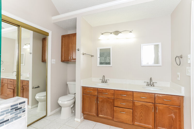 2,370/Mo, 1029 Hampshire Ln Cedar Hill, TX 75104 Main Bathroom View 2