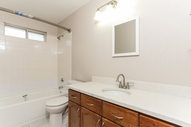 2,370/Mo, 1029 Hampshire Ln Cedar Hill, TX 75104 Bathroom View