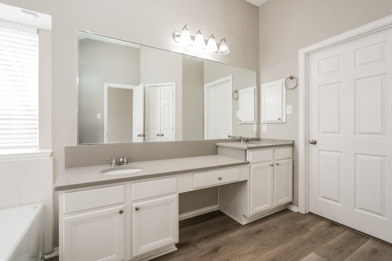 2,560/Mo, 756 Rockett Ln Cedar Hill, TX 75104 Main Bathroom View 2