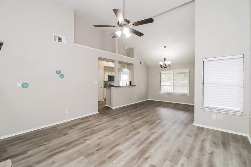 2,230/Mo, 406 Benjamin Ln Arlington, TX 76002 Living Room View