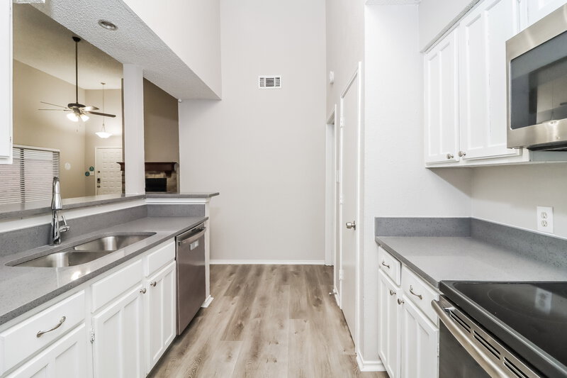 2,230/Mo, 406 Benjamin Ln Arlington, TX 76002 Kitchen View 2