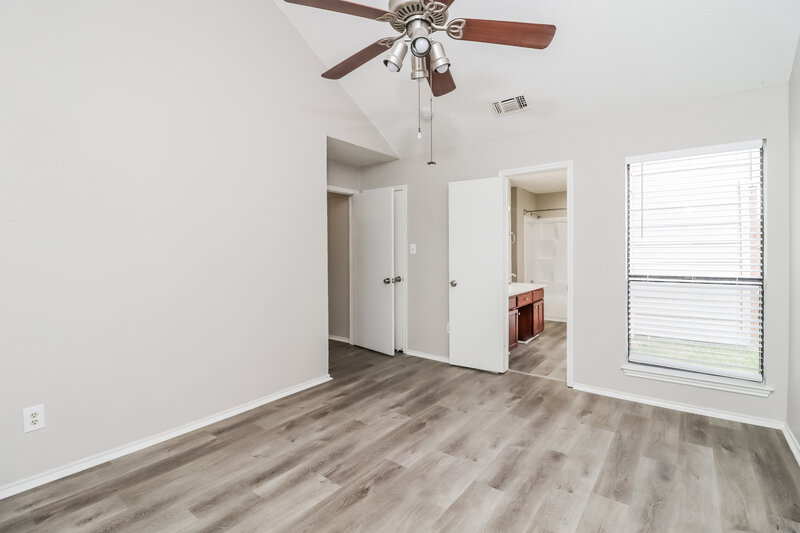 2,230/Mo, 406 Benjamin Ln Arlington, TX 76002 Main Bedroom View