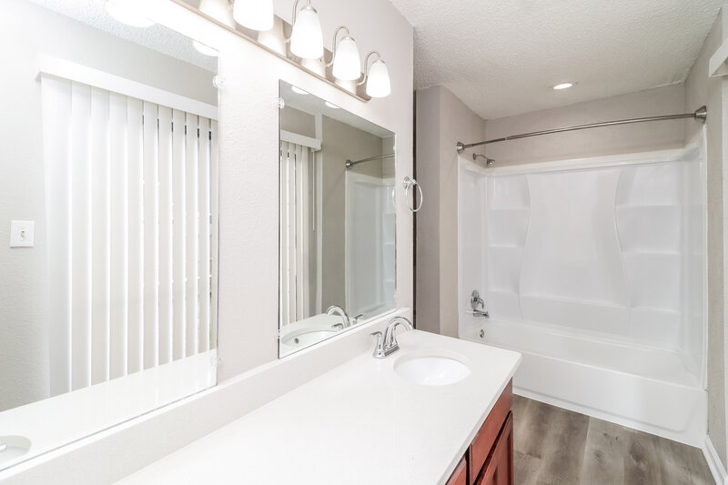 2,230/Mo, 406 Benjamin Ln Arlington, TX 76002 Main Bathroom View