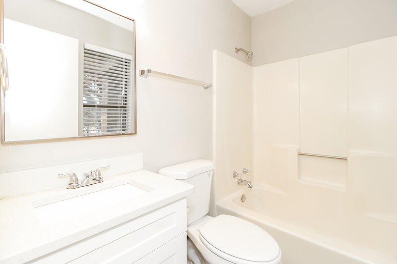 1,790/Mo, 721 Oak Grove Ln Royse City, TX 75189 Main Bathroom View