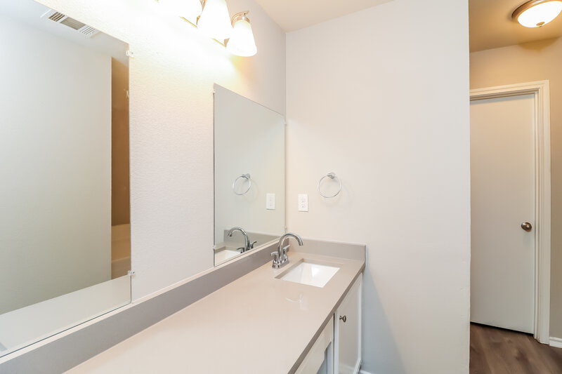 2,180/Mo, 2105 Pacino Dr Fort Worth, TX 76134 Main Bathroom View