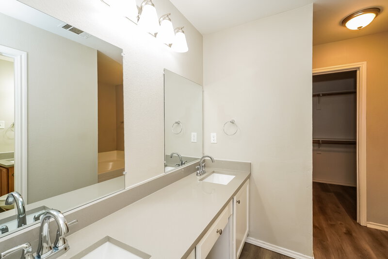 1,940/Mo, 2105 Pacino Dr Fort Worth, TX 76134 Main Bathroom View