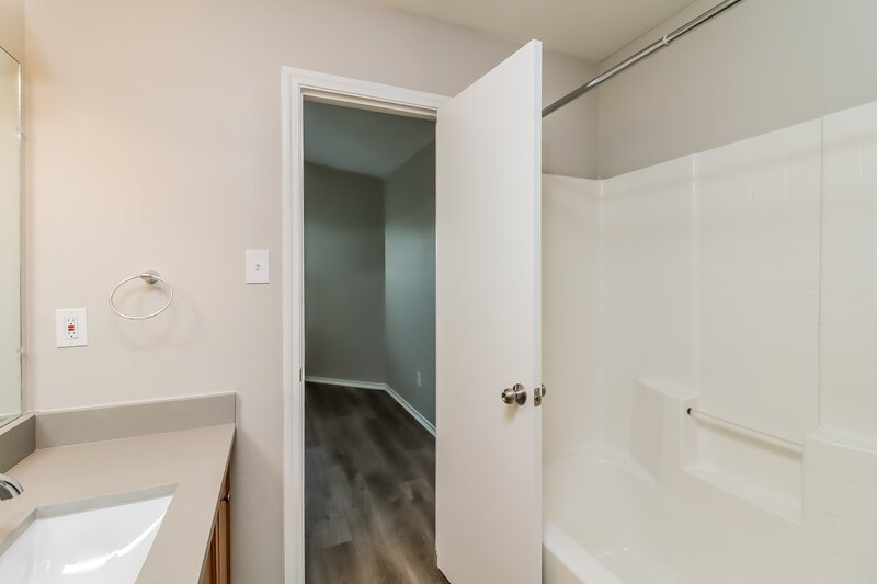 2,180/Mo, 2105 Pacino Dr Fort Worth, TX 76134 Bathroom View