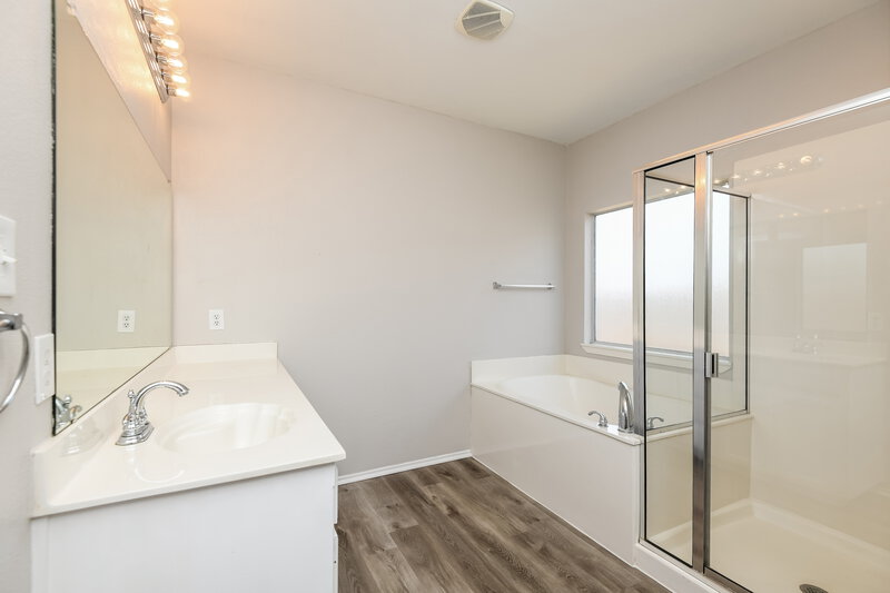 2,050/Mo, 3216 Florian Ln Fort Worth, TX 76108 Main Bathroom View