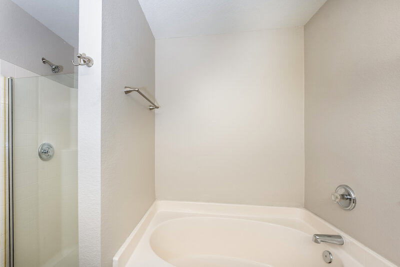2,215/Mo, 1216 Beatty Dr Cedar Hill, TX 75104 Main Bathroom View 2