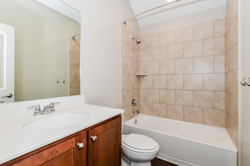 2,285/Mo, 3136 Honeycomb Way Royse City, TX 75189 Bathroom View