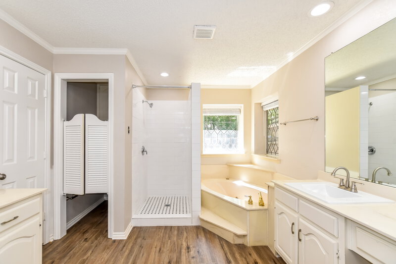 2,485/Mo, 712 Creek Tree Dr Desoto, TX 75115 Main Bathroom View