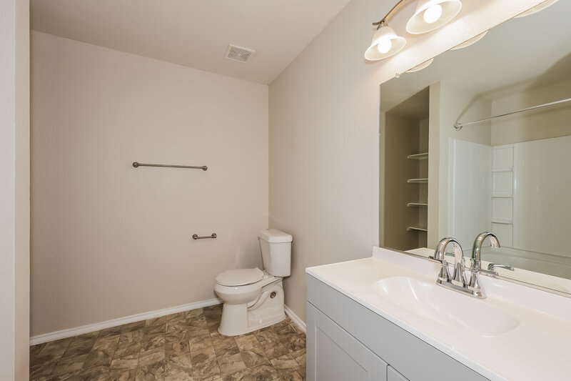 1,875/Mo, 1316 Hazelnut Dr Fort Worth, TX 76140 Main Bathroom View