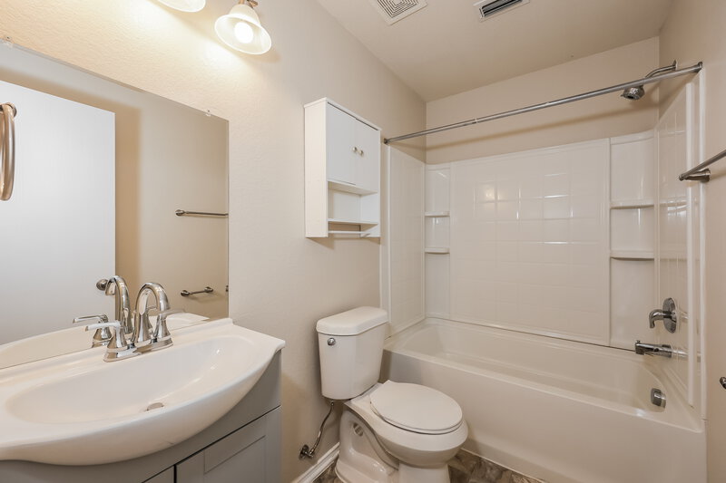 1,875/Mo, 1316 Hazelnut Dr Fort Worth, TX 76140 Bathroom View