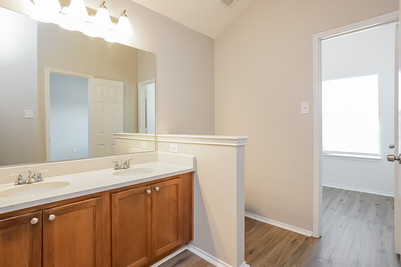 2,785/Mo, 1829 Serena Dr Lancaster, TX 75134 Main Bathroom View