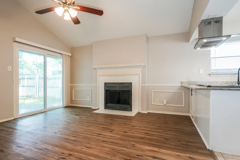 2,200/Mo, 5016 Santa Fe Ct Arlington, TX 76017 Living Room View