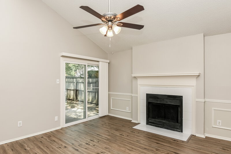 2,255/Mo, 5016 Santa Fe Ct Arlington, TX 76017 Living Room View 2