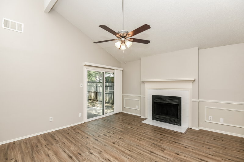 2,255/Mo, 5016 Santa Fe Ct Arlington, TX 76017 Living Room View 3