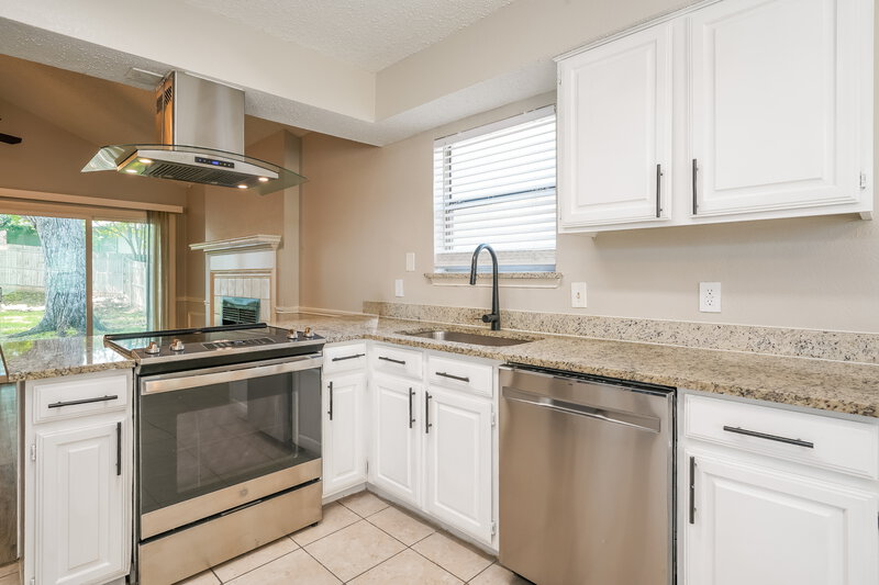 2,200/Mo, 5016 Santa Fe Ct Arlington, TX 76017 Kitchen View 2