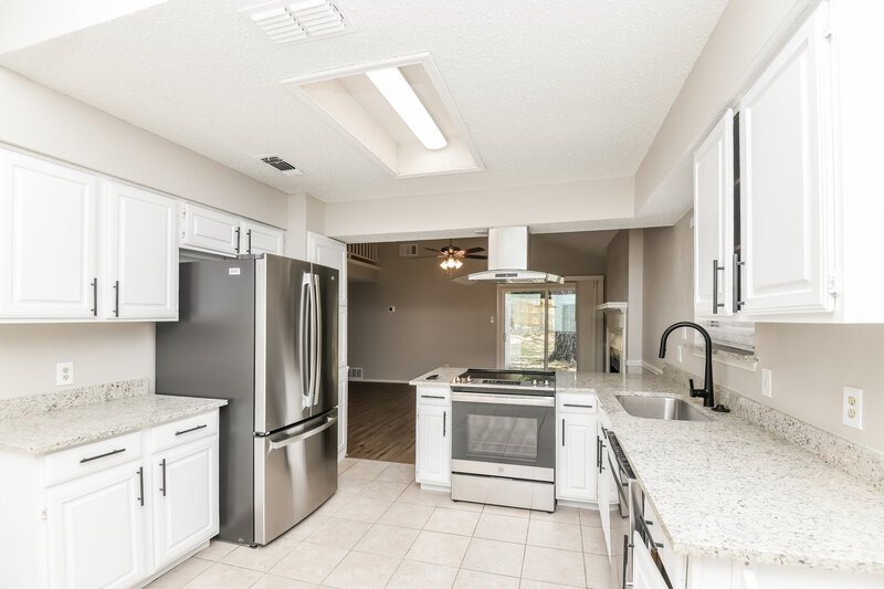 2,255/Mo, 5016 Santa Fe Ct Arlington, TX 76017 Kitchen View