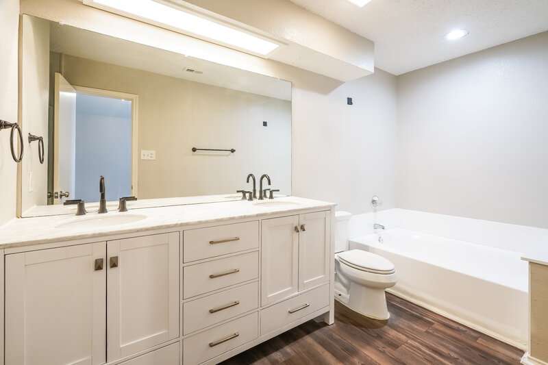2,200/Mo, 5016 Santa Fe Ct Arlington, TX 76017 Main Bathroom View