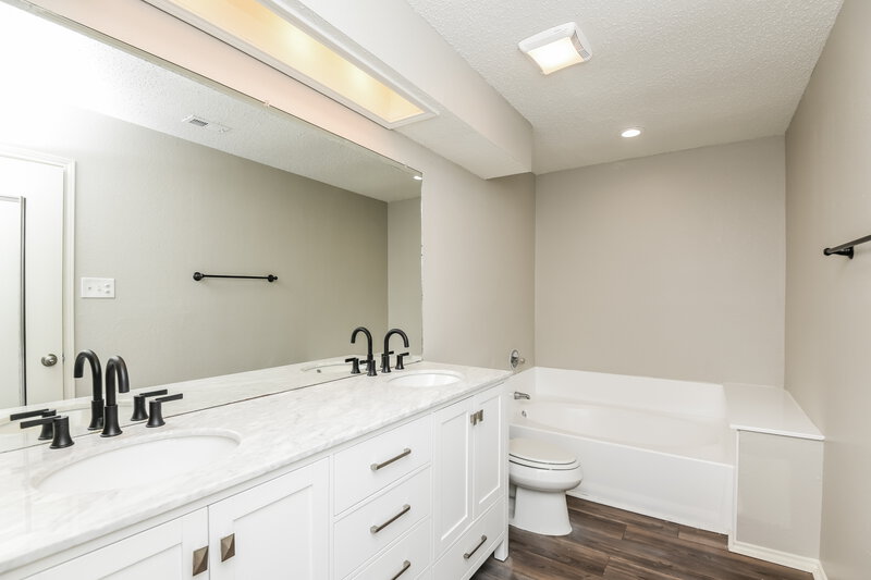 2,255/Mo, 5016 Santa Fe Ct Arlington, TX 76017 Main Bathroom View