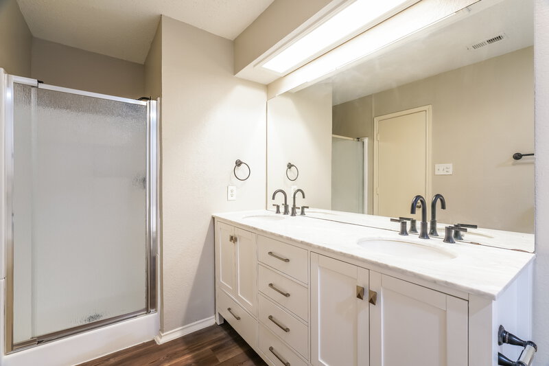 2,200/Mo, 5016 Santa Fe Ct Arlington, TX 76017 Bathroom View