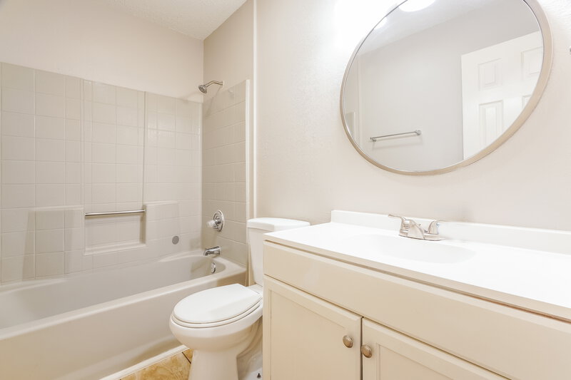 2,200/Mo, 5016 Santa Fe Ct Arlington, TX 76017 Bathroom View 2
