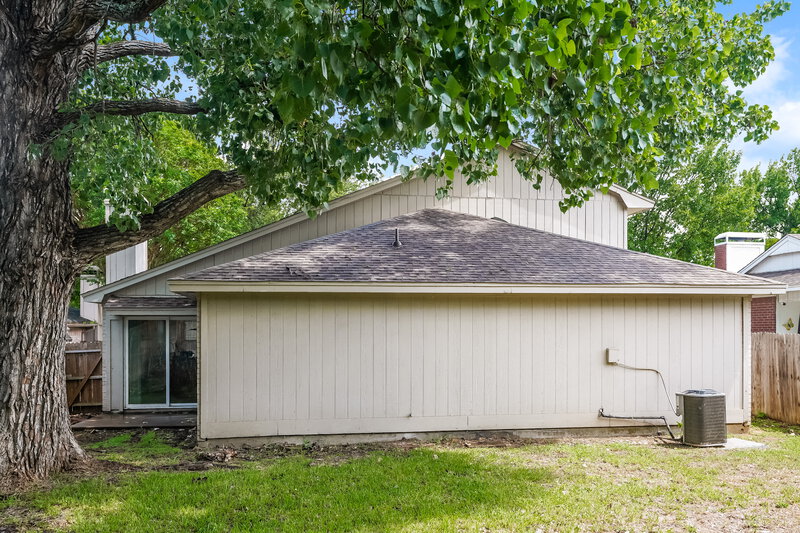 2,200/Mo, 5016 Santa Fe Ct Arlington, TX 76017 Rear View