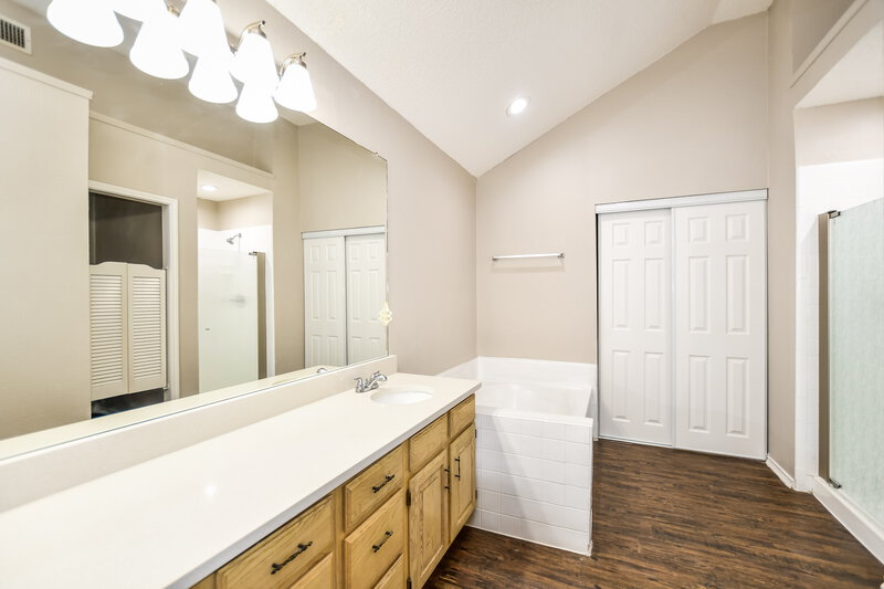 2,125/Mo, 428 Loma Alta Dr Mesquite, TX 75150 Main Bathroom View