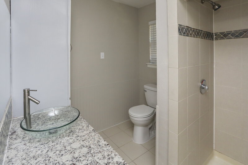 2,125/Mo, 428 Loma Alta Dr Mesquite, TX 75150 Bathroom View 2