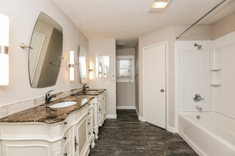 2,440/Mo, 6305 Big Springs Dr Arlington, TX 76001 Main Bathroom View