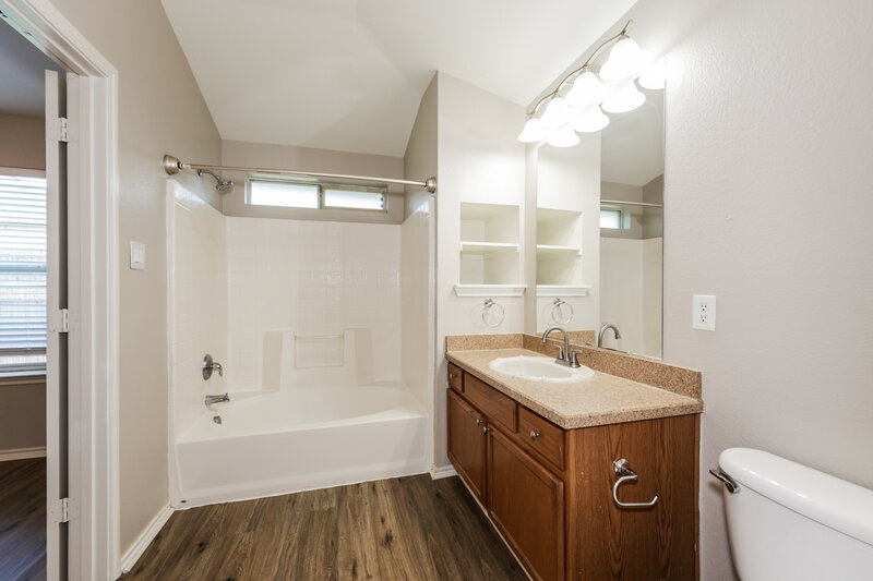 1,915/Mo, 4736 Cedar Springs Dr Fort Worth, TX 76179 Main Bathroom View