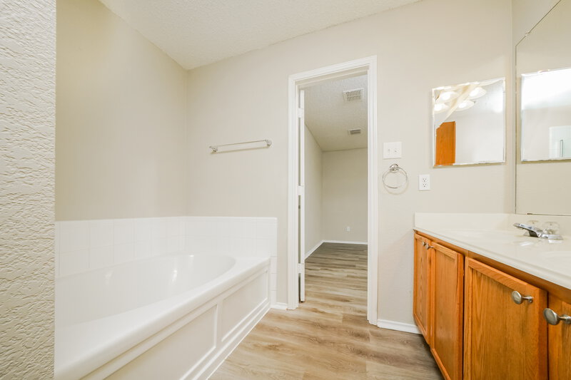 2,070/Mo, 1602 Pin Oak Trl Anna, TX 75409 Main Bathroom View