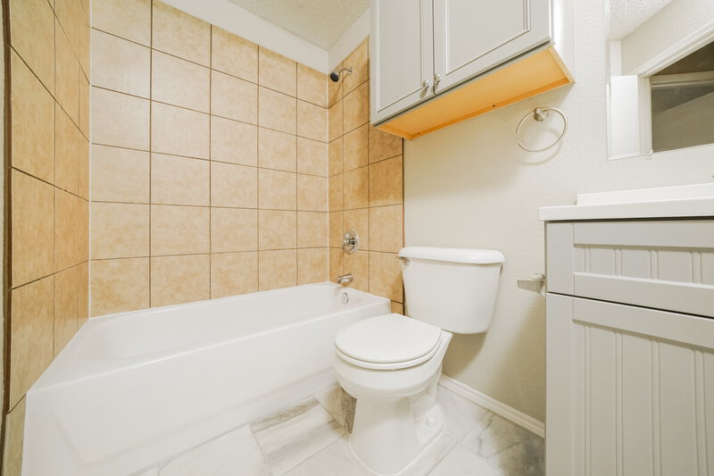 2,070/Mo, 1602 Pin Oak Trl Anna, TX 75409 Bathroom View