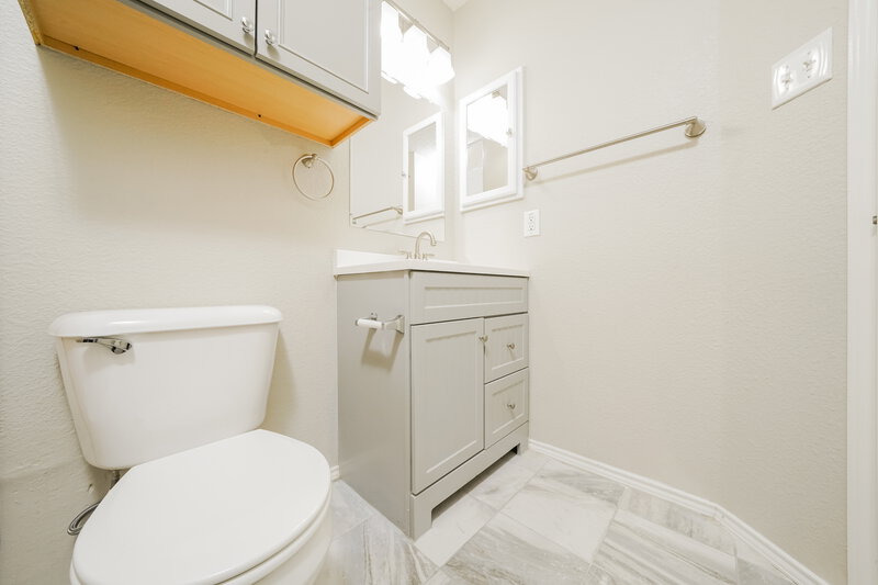 2,070/Mo, 1602 Pin Oak Trl Anna, TX 75409 Bathroom View 2