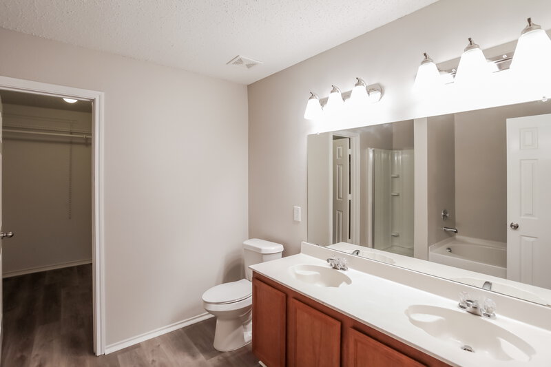 2,125/Mo, 1624 Arbuckle Dr Justin, TX 76247 Main Bathroom View