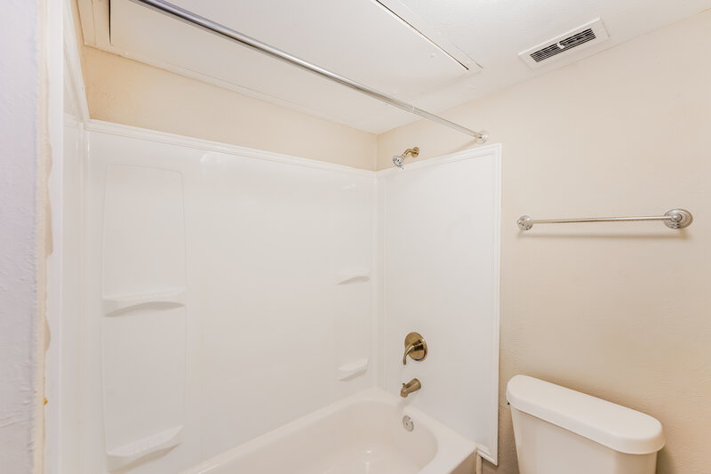 2,010/Mo, 502 Magnolia Dr Forney, TX 75126 Bathroom View 2