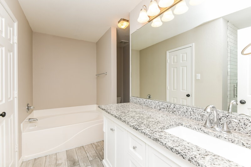 2,155/Mo, 1024 Meadowbend Dr Cedar Hill, TX 75104 Main Bathroom View