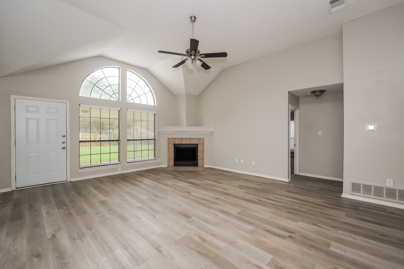2,330/Mo, 2301 Weyborn Dr Arlington, TX 76018 Living Room View 2