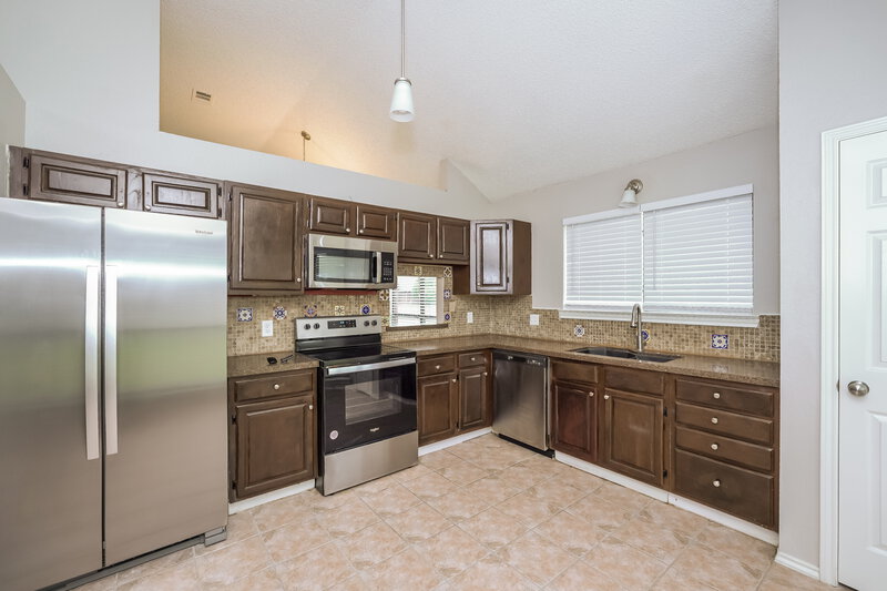 2,330/Mo, 2301 Weyborn Dr Arlington, TX 76018 Kitchen View 2