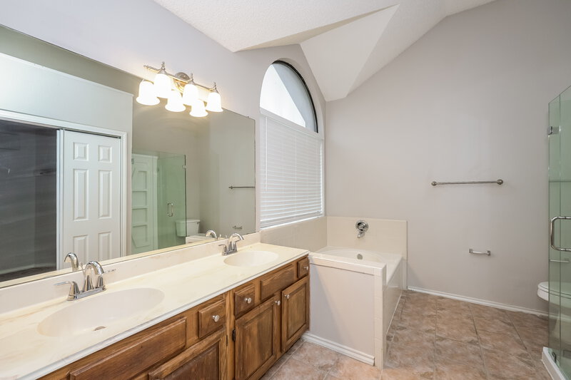 2,330/Mo, 2301 Weyborn Dr Arlington, TX 76018 Main Bathroom View