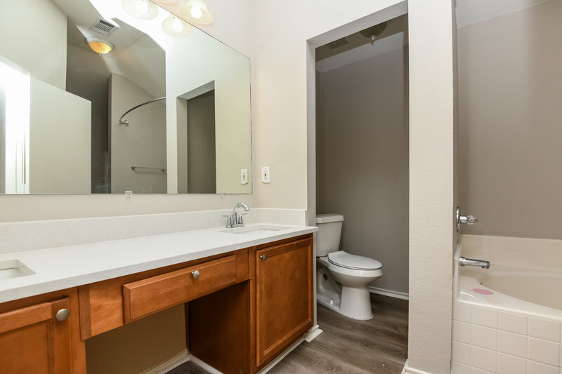 2,275/Mo, 2108 Deniro Dr Fort Worth, TX 76134 Main Bathroom View
