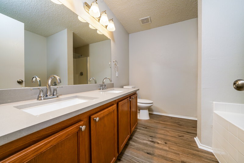 2,325/Mo, 8213 Montecito Dr Denton, TX 76210 Main Bathroom View