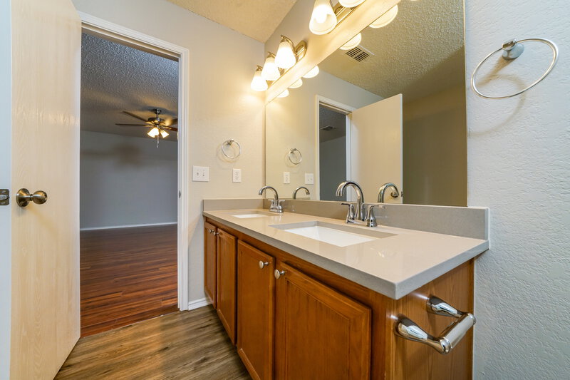 2,325/Mo, 8213 Montecito Dr Denton, TX 76210 Main Bathroom View 2