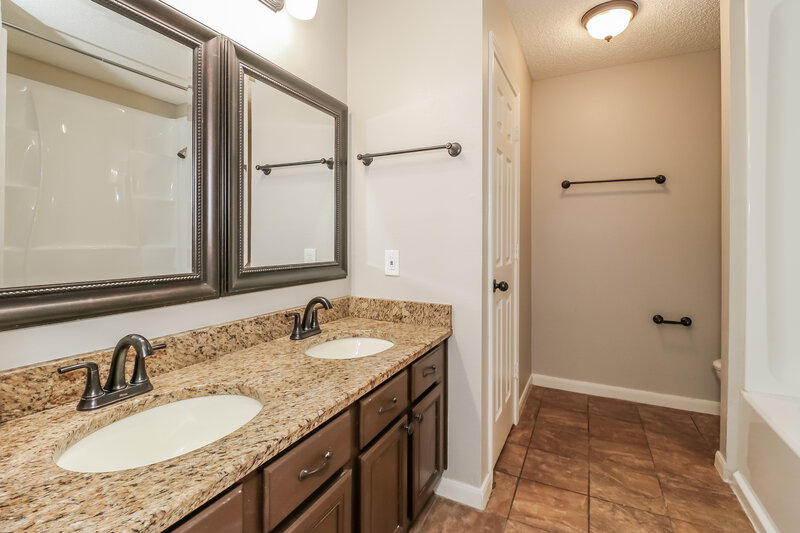 2,310/Mo, 1131 Brookside Dr Cedar Hill, TX 75104 Main Bathroom View