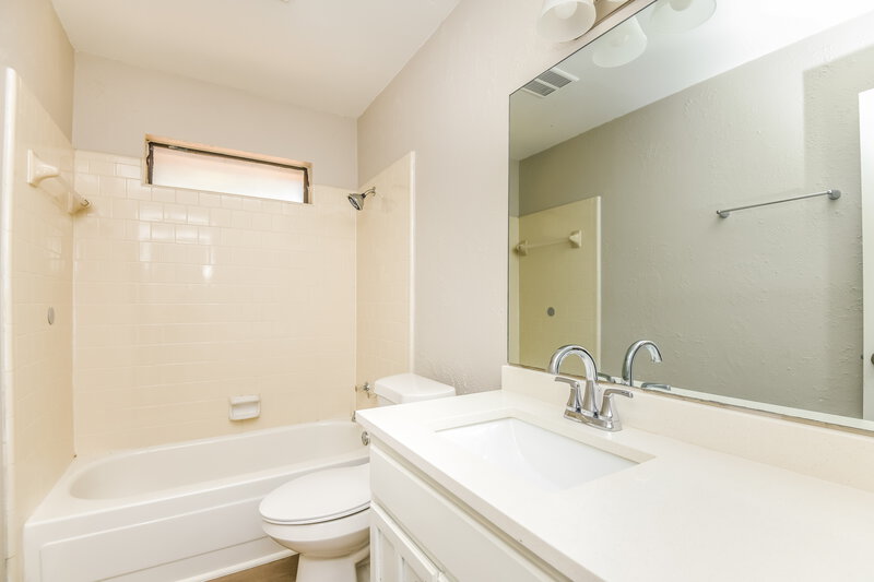 2,190/Mo, 824 Forest Ct Burleson, TX 76028 Bathroom View