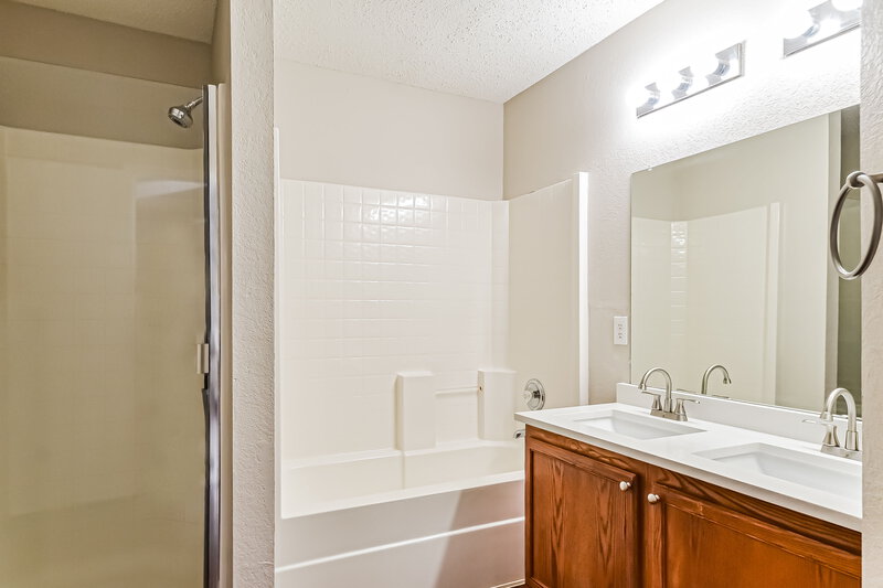 2,100/Mo, 8117 Montecito Dr Denton, TX 76210 Main Bathroom View