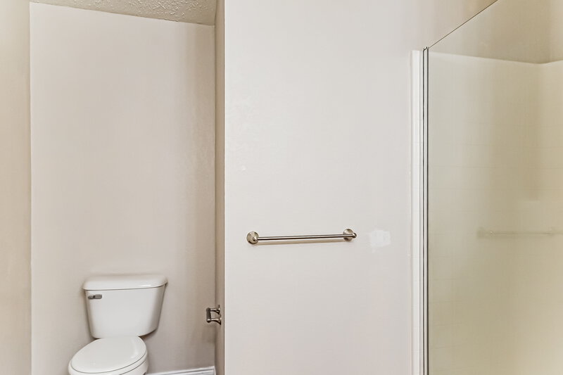 2,100/Mo, 8117 Montecito Dr Denton, TX 76210 Main Bathroom View 2